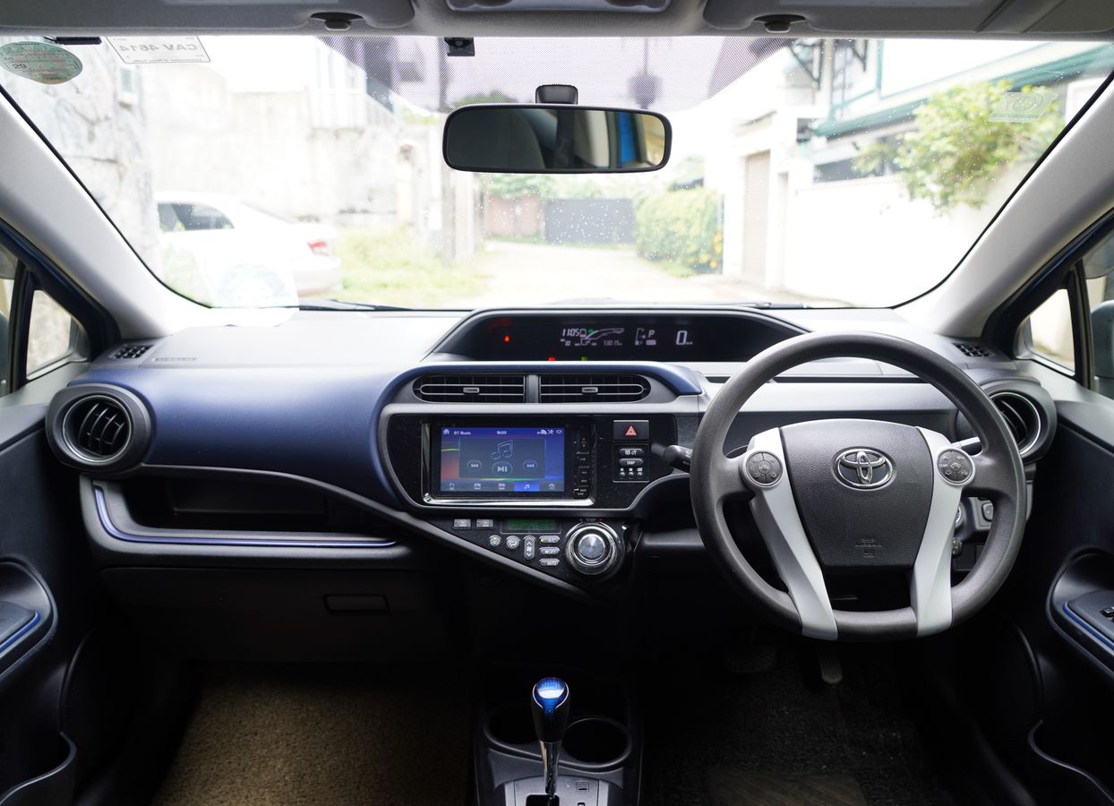 Toyota Aqua front interior