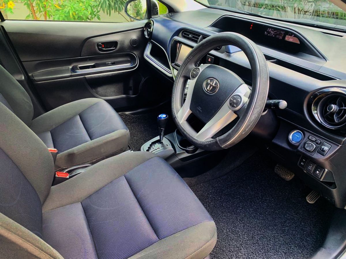 Toyota Aqua front interior