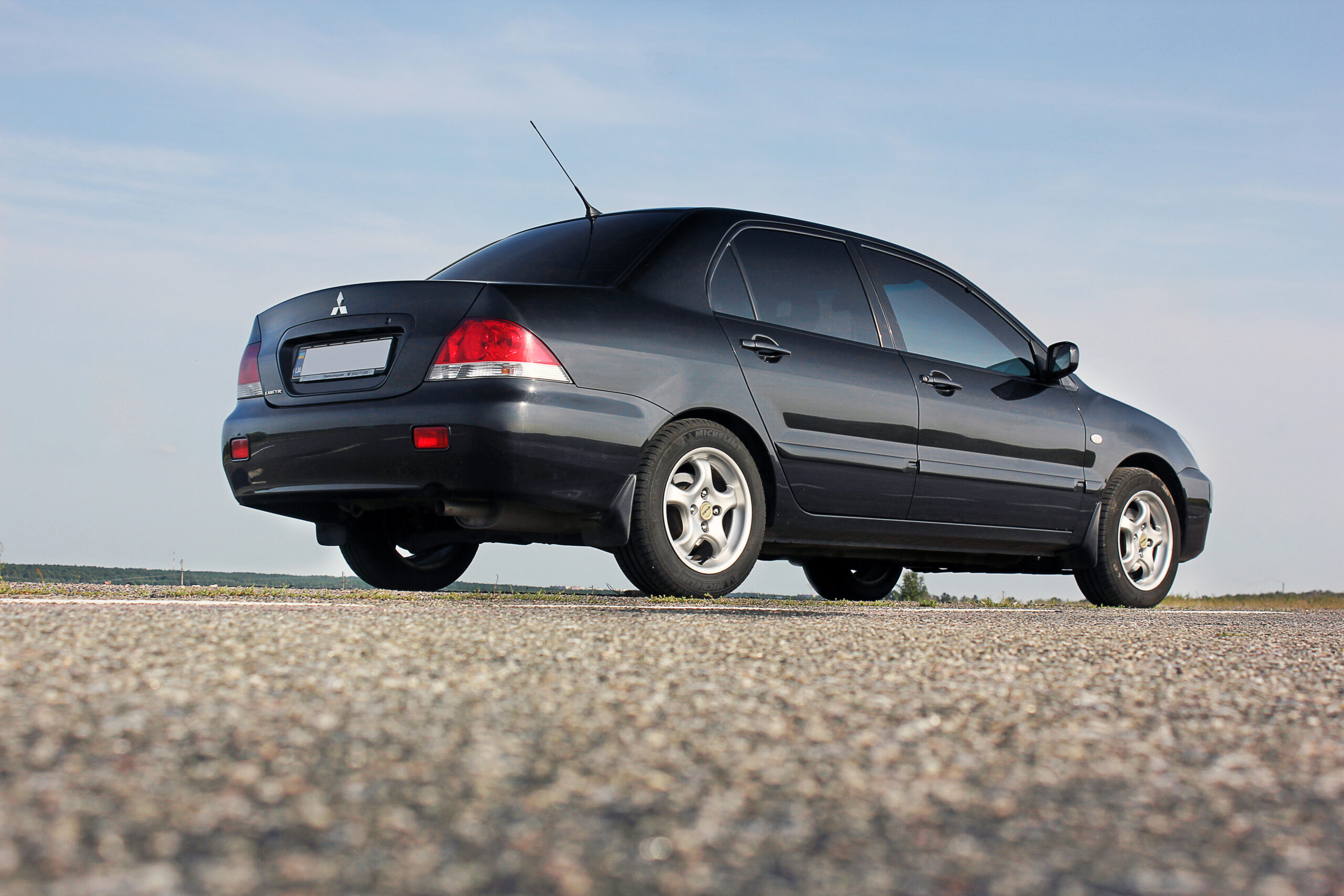 Mitsubishi Lancer side + rear view