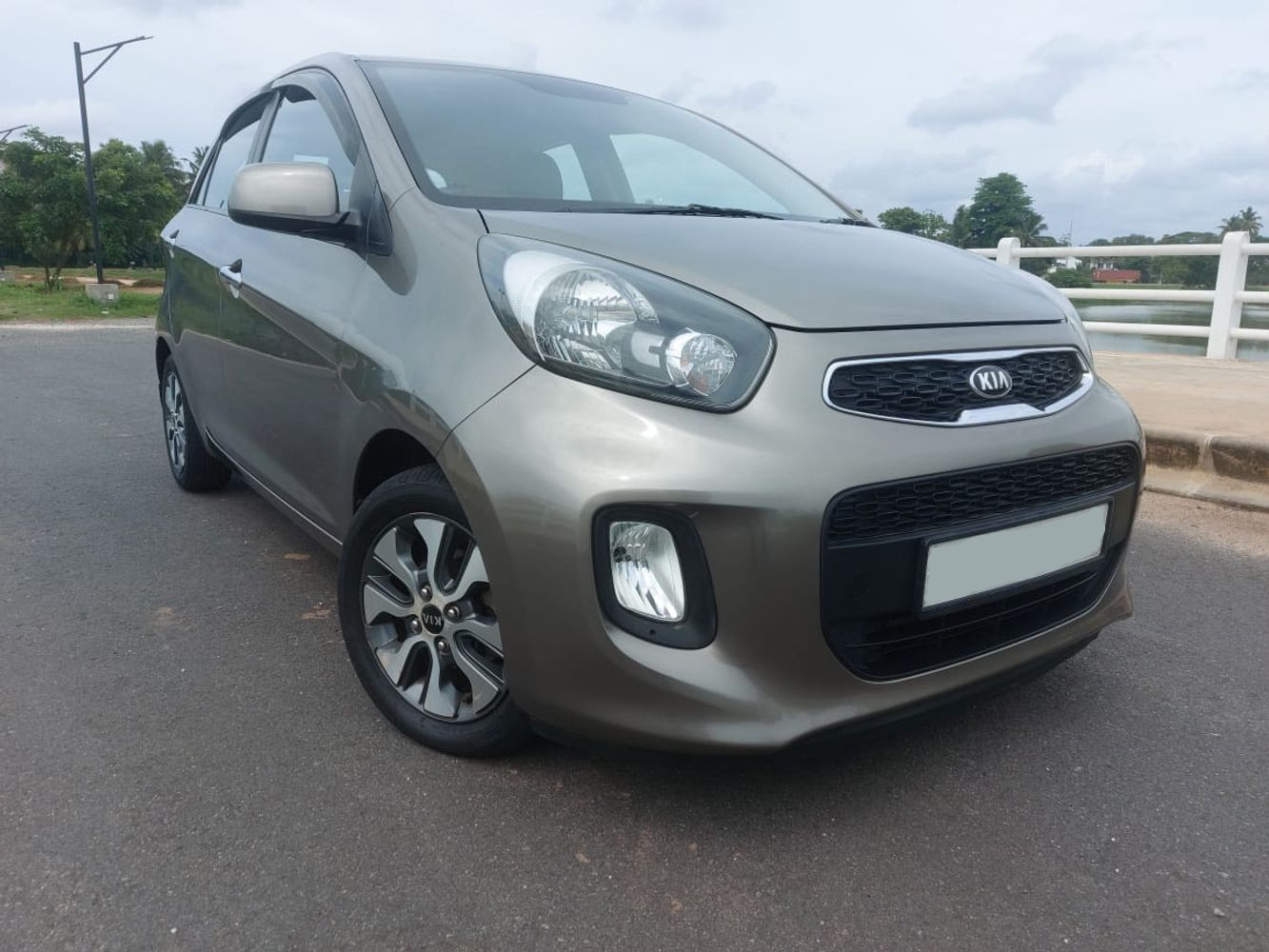 Kia Picanto side view