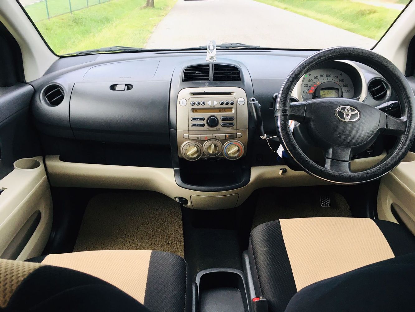 Toyota Passo front interior