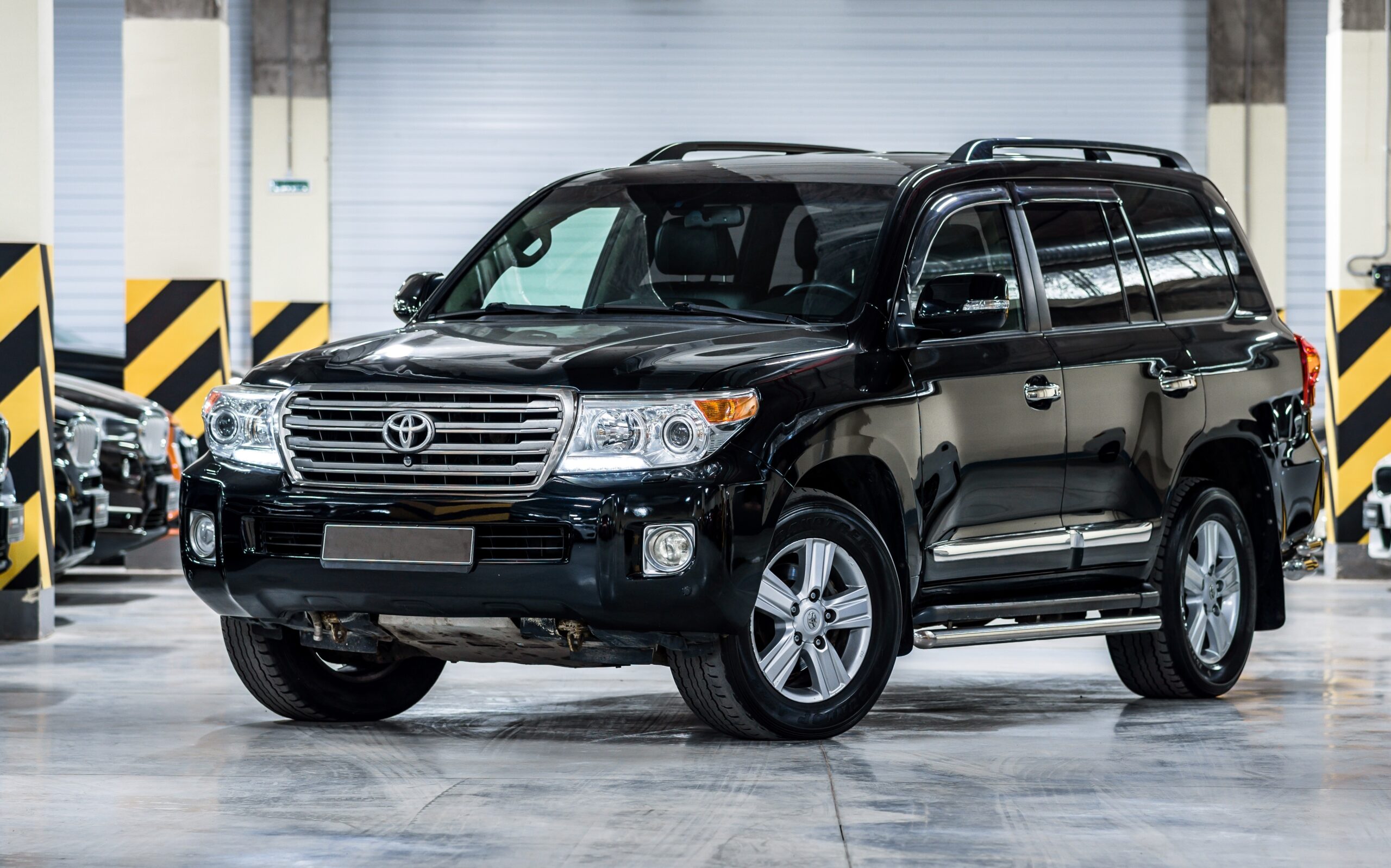 BMW X7 vs Toyota Land Cruiser Sahara V8