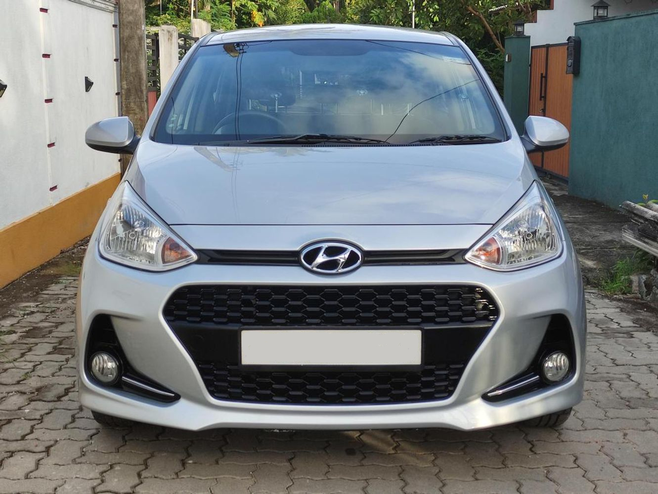 hyundai grand i10 front view