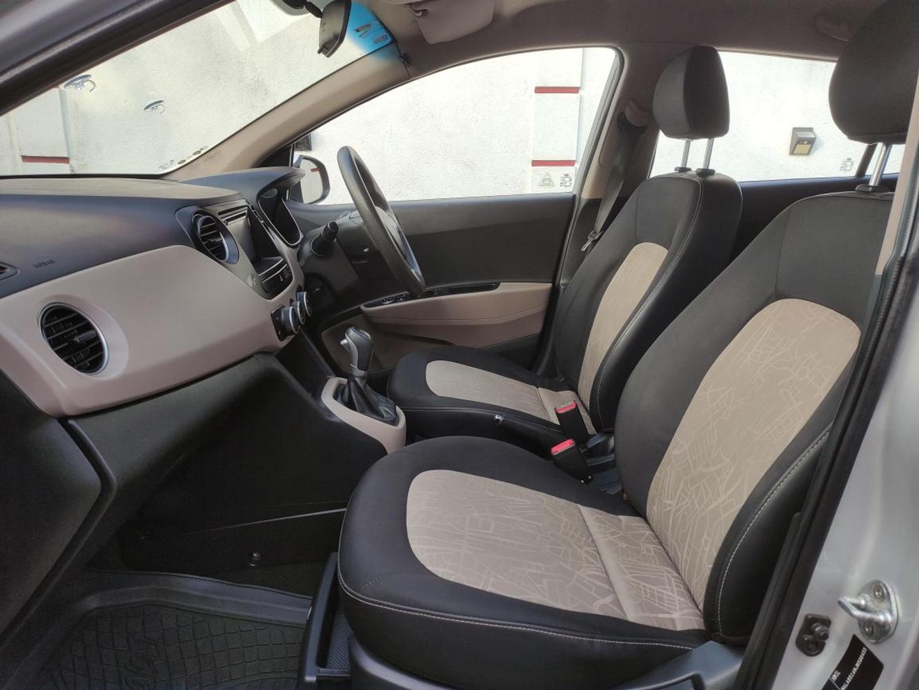 hyundai grand i10 interior