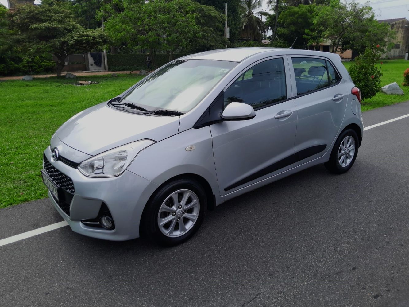 hyundai grand i10 side view