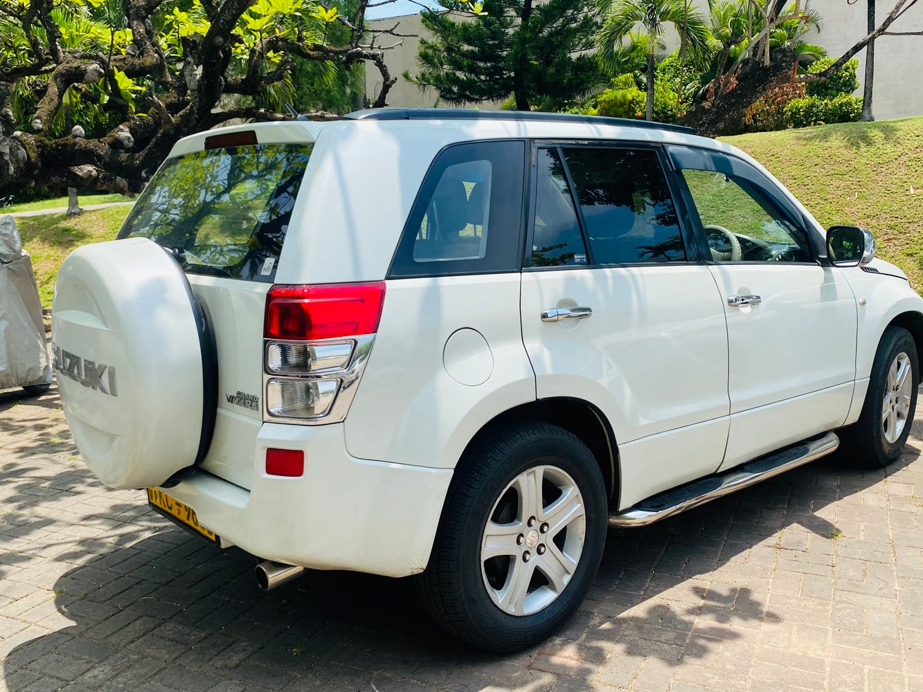 suzuki grand vitara side view