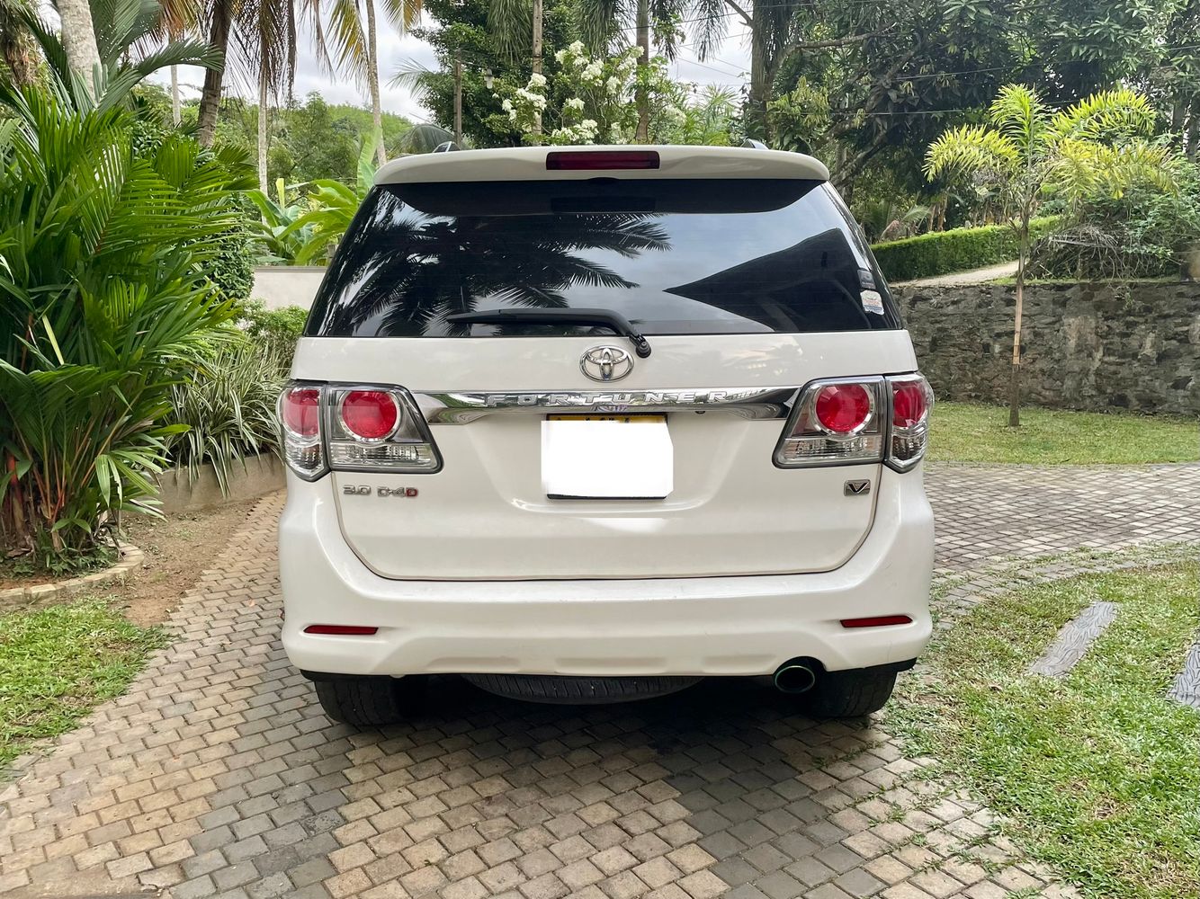 toyota fortuner rear view