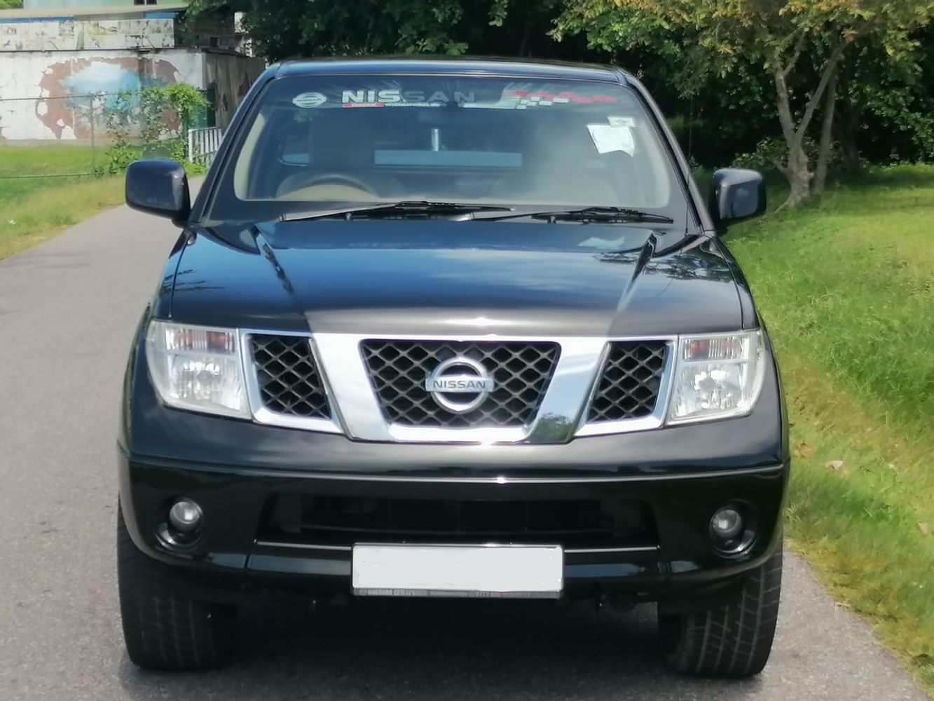 navara front look