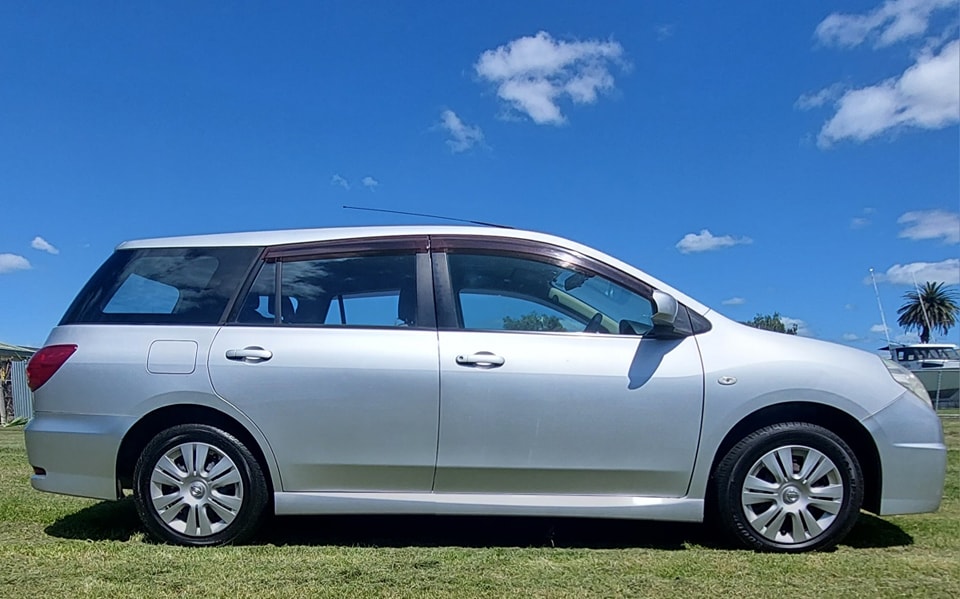 Toyota Carina vs Nissan Wingroad