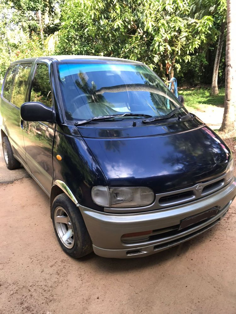 Nissan Serena front