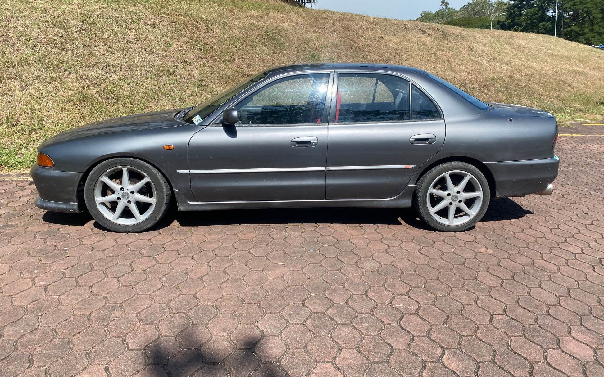 Toyota Starlet  vs Mitsubishi Galant 