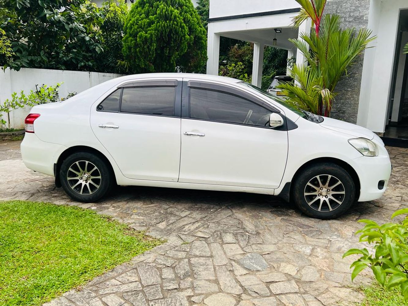 Nissan AD wagon  vs Toyota Belta