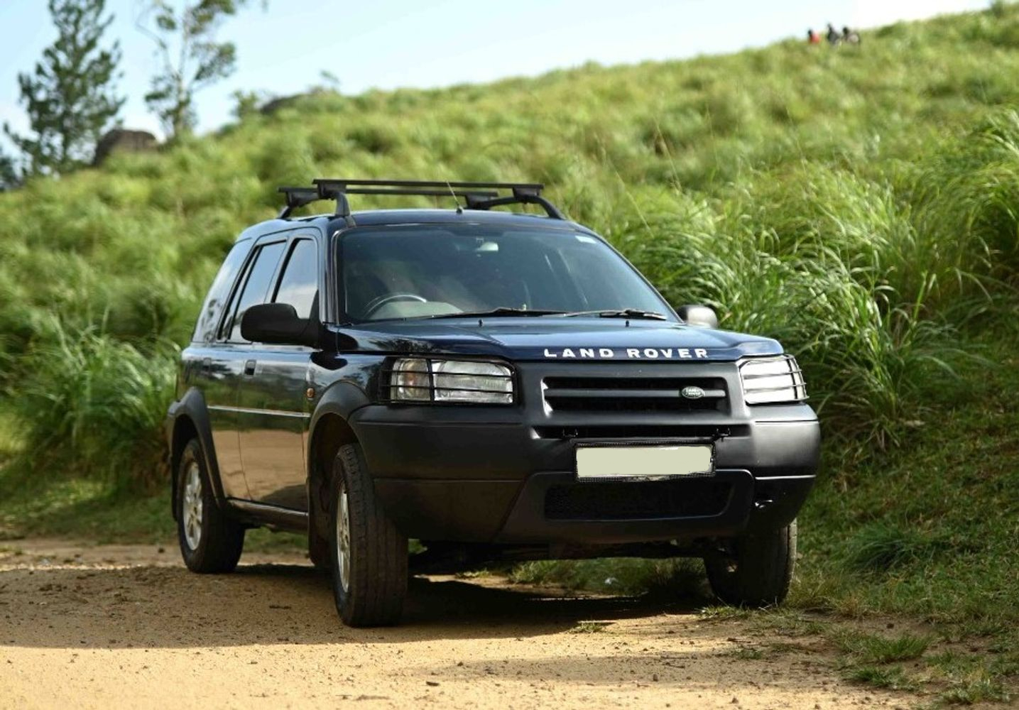 Toyota Wigo vs Land Rover Freelander